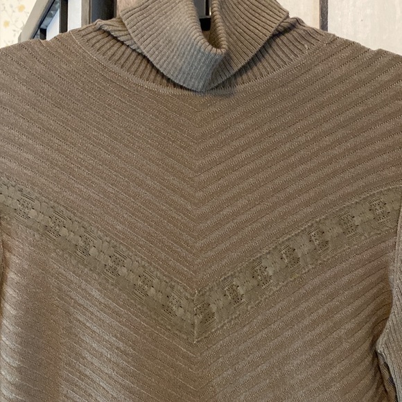 Beautiful lace detailed Bebe top worn once - Picture 2 of 3